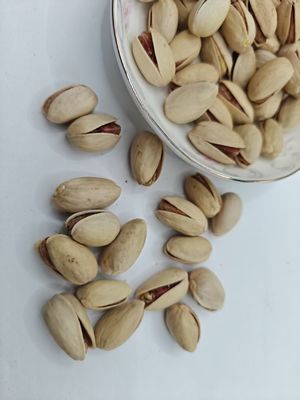食欲を満たすロースト塩味ピスタチオ殻付き無料サンプル