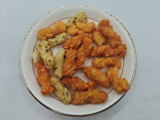 海藻と大豆ソースの味の融合と混ぜた米クレイカー