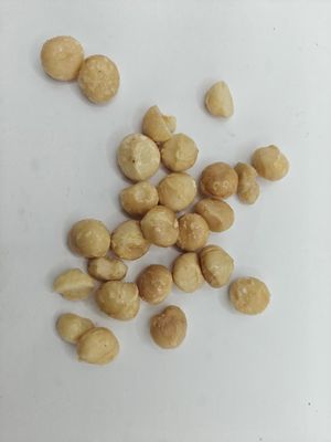 自然 の 材料 で 作ら れ た 美味しい 焼いた マカダミア ナッツ