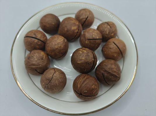 プラスチックの袋から美味しい天然マカダミヤナッツ