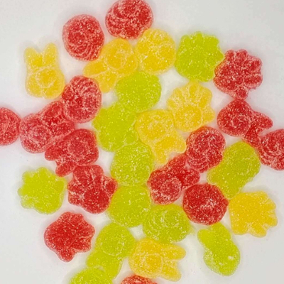 砂糖コーティングされた、ミックスカラーの楽しい形をしたフルーツ風味のグミキャンディー