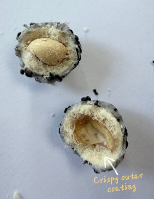 5粒の黒い粒で覆われた黒い芝麻ピーナッツ 脆い外層で内側が太いピーナッツ - ソヤ豆スナック