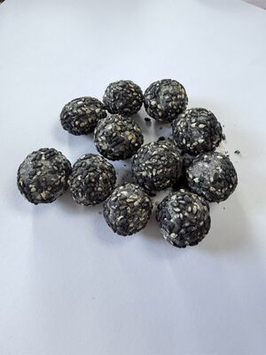 5粒の黒い粒で覆われた黒い芝麻ピーナッツ 脆い外層で内側が太いピーナッツ - ソヤ豆スナック