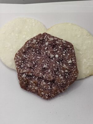 オリジナルせんべいと黒せんべい - 軽くてサクサクした定番の味わいの雪せんべい