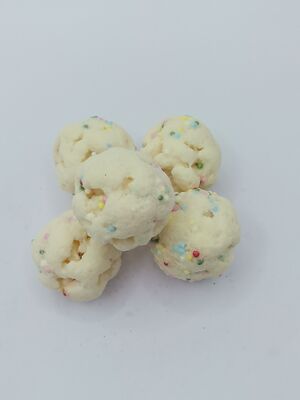ホワイトチョコレートライスボール - ホワイトチョコレートと脆いライスの混合物で,色彩豊かなスプレーで,祭りの雰囲気,脆い,軽い大豆のスナック