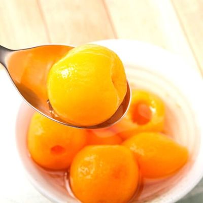 柔らかい質の有機性缶詰のフルーツ、ビワの新しいFruitsjellyの缶詰にされたコップ