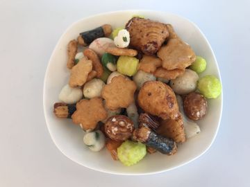 ピーナツ/米2の食糧軽食の小売商で低カロリーぴりっとするクラッカーの組合せは袋に入れます