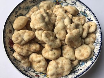 原料の空豆の軽食、歯応えが良い焼かれた空豆の牧草地の艶かしい味