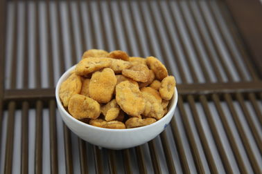 割れ目はぴりっとするシャキッとしたソラマメのサイズによってふるわれた黄色い色によって塗られた乾燥を乾燥しました
