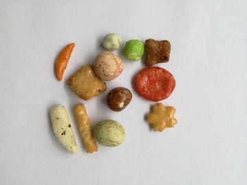 ハラールの証明書は混合されたピーナツに塩を加えましたぴりっとする米のクラッカーの多彩な軽食に塗りました