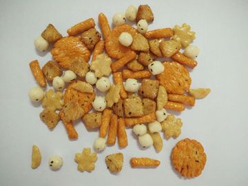 海藻ゴマは混合された形の米のクラッカーのさまざまな味を含んでいました