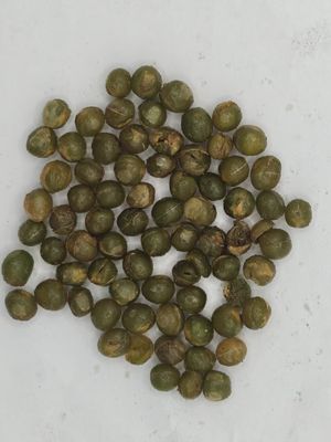 黒い黄金 の ガーリック に 浸透 さ れ た 黄金 緑 の 豆 豆