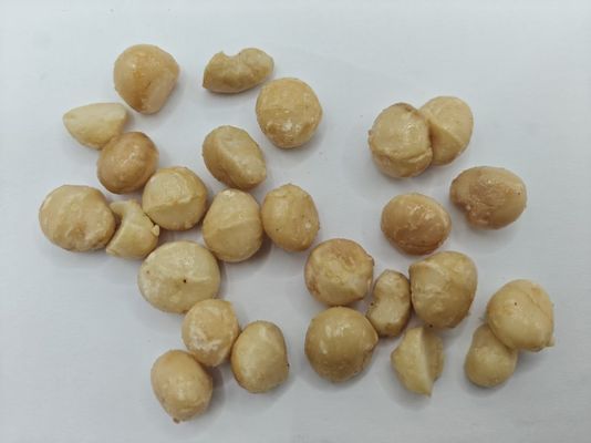 自然 の 材料 で 作ら れ た 美味しい 焼いた マカダミア ナッツ