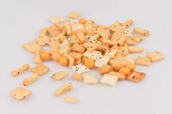 BRC認定 チリ味のライスクレイカー ピーナッツのミックス - マンチーンズスナック