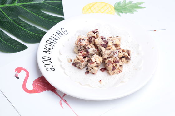 シャキッとした1つのかみ傷のゴマのナットのクランチ利用できるくだらない軽食の商標