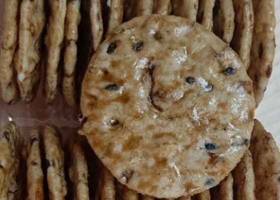 着色のゴマの醤油の味は米のクラッカーのシャキッとした軽食をすべての年齢焼かなかった