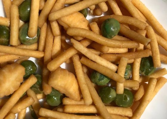 グリーンピースが付いているシャキッとした米のクラッカーの組合せを詰める窒素の枕袋